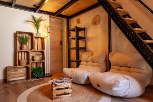 una sala de estar con un sofá y una mesa en Cabane suspendue au cœur de Blois, en Blois