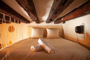 Un dormitorio con una cama con dos almohadas encima. en Cabane suspendue au cœur de Blois, en Blois