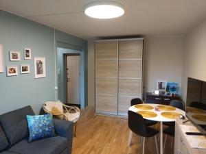 a living room with a couch and a table at Armas pesa Loo asumis in Loo
