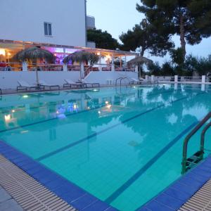 Bazén v ubytování Blue Nest Hotel nebo v jeho okolí