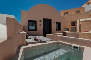 Sundlaugin á AKRI santorini with heated jacuzzi eða í nágrenninu