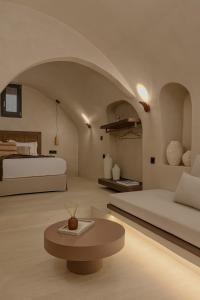 Postel nebo postele na pokoji v ubytování AKRI santorini with heated jacuzzi + 37 fotografií
