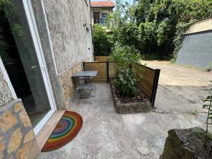 un patio avec une table et un banc à côté d'un bâtiment dans l'établissement Panther Carré de Soie Medipôle Astroballe, à Villeurbanne 17 autres photos