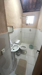 un bagno bianco con un water e un lavandino di Chalé de 2 quartos no Centro da Serra do Cipó a Serra do Cipo Altre 23 foto