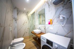 Un baño con lavabo y lavadora. en Apartments Ajdens Place, en Vlorë 47 fotos más