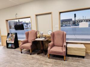 a waiting room with two chairs and a table at Bryce Park inn in Panguitch