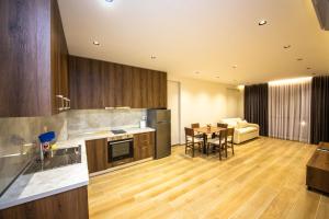 Una cocina con una mesa y un comedor. en Apartments Ajdens Place, en Vlorë