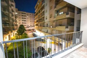 Apartamento con balcón con vistas a la calle. en Apartments Ajdens Place, en Vlorë