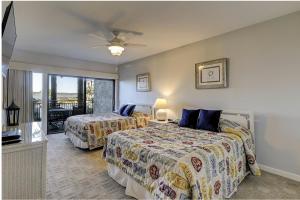 une chambre avec deux lits et un balcon dans l'établissement 1849 Beachside Tennis at The Sea Pines Resort, à Île de Hilton-Head 26 autres photos