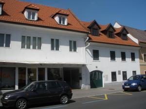 czarny samochód zaparkowany na parkingu przed budynkiem w obiekcie Millstream Apartment w mieście St. Veit an der Glan