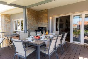 a dining room with a table and chairs at Luxury Escape - Piscina Privada, Praia e Golf in Estoril