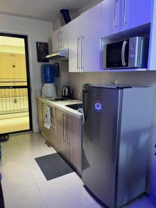 Η κουζίνα ή μικρή κουζίνα στο Isidro's Crib at Matina Enclaves Residences with a strong wifi and netflix +26 φωτογραφίες