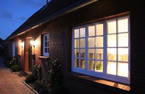 a house with a large window on the side of it at Romantik-Residenz Landhaus Greetsiel - B in Krummhörn