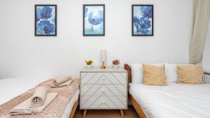 a living room with a bed and a white couch at Open Mind Property- Stylish 3BR, HotTub & Parking in Portsmouth