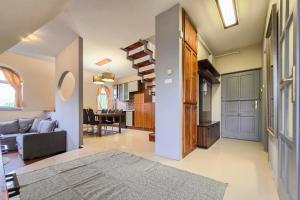 a living room with a couch and a table at Appartamento Quattroporte in Budapest