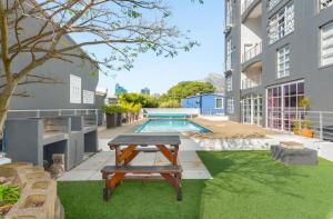 Бассейн в Greenpoint Chic Studio Apartment или поблизости