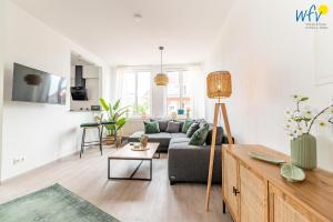a living room with a couch and a table at Haus Hummer Köbes Ferienwohnung Paul in Juist