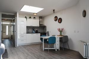 Η κουζίνα ή μικρή κουζίνα στο Gezellig 2 kamerappartement in Burgerbrug Dicht bij strand en natuur!