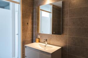 Ένα μπάνιο στο Gezellig 2 kamerappartement in Burgerbrug Dicht bij strand en natuur! +9 φωτογραφίες