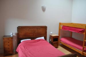 una camera con 2 letti a castello e lenzuola rosa di LaForge a Noyarey 1 altra foto