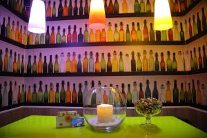 una camera con una candela e una parete di bottiglie di vino di B&B Tramonto Sul Mare a Salerno