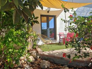 un patio avec une chaise, une table et des chaises dans l'établissement Los Nopalitos 1 -Estudio chulísimo súper equipado a 3,5km de Carboneras, à El Llano de Don Antonio 8 autres photos