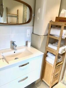 ein Badezimmer mit Waschbecken und Spiegel in der Unterkunft jolie maison au cœur du lot in Saint-Pierre-Lafeuille