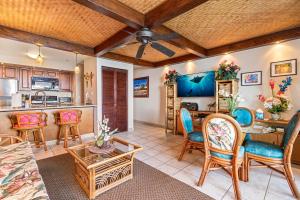 una sala de estar con un sofá y una mesa en Kona Reef A6, en Kailua-Kona