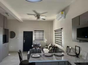a living room with a table and chairs and a couch at Departamento cerca del Consulado in Ciudad Juárez