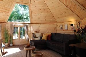 Khu vực ghế ngồi tại Prachtige 4p wellness Kota in bos met Sauna en Hottub