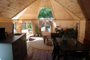 Khu vực ghế ngồi tại Prachtige 4p wellness Kota in bos met Sauna en Hottub