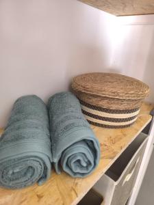 deux serviettes et un panier sur une étagère dans l'établissement Brise Nacrée proche plage, à Dunkerque
