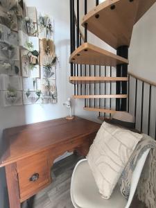une pièce avec un bureau en bois et un escalier dans l'établissement Brise Nacrée proche plage, à Dunkerque