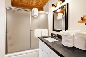 Et badeværelse på Camp Conklin #2337 + 24 billeder