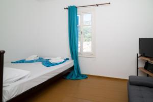 コッカリにあるKokkari Sea View Traditional Greek Homeのベッドと窓のある寝室