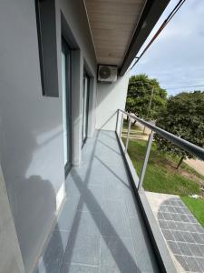 - Balcón de un edificio blanco con ventana en Belgrano Pro housing, en Morteros