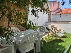 a table and chairs in the backyard of a house at Casa Maria Anas in Pias