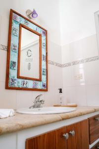 a bathroom with a sink and a mirror on a counter at Sueño Caribeño in La Laguna