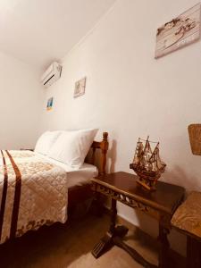 a bedroom with a bed and a wooden table at Budget Family House in Mirodháton
