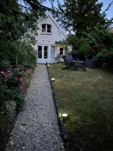 una casa con un cortile con una panchina e fiori di Tiny house au fond du jardin a Chalons en Champagne