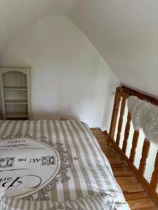 una camera da letto con un letto in una stanza di Tiny house au fond du jardin a Chalons en Champagne