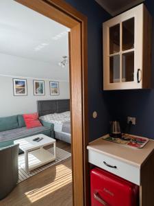 una sala de estar con un sofá y una cama en Pokoje Meduza Łeba, en Łeba