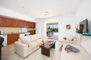 ein Wohnzimmer mit Sofa und Tisch in der Unterkunft Villa Cherry in Plateies