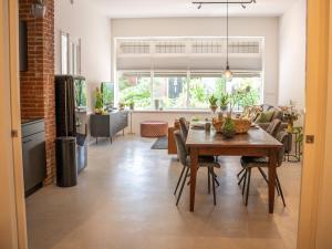 a kitchen and dining room with a table and chairs at Boetiek SimonS Loft appartement centrum Brummen in Brummen