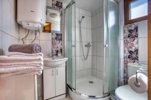a bathroom with a shower and a toilet and a sink at Domki Eldorado Centrum - Pod kolejką gondolową in Solina +32 photos