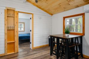 Ένα ή περισσότερα κρεβάτια σε δωμάτιο στο Cozy Cottage on Arbutus Lake