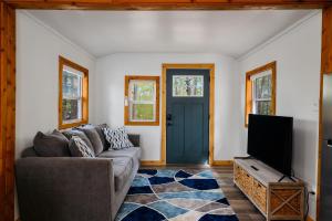 Μια τηλεόραση ή/και κέντρο ψυχαγωγίας στο Cozy Cottage on Arbutus Lake