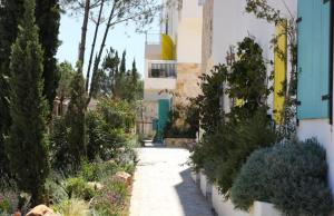 Um jardim no exterior de Sunset & Sage studio Santorini Resort