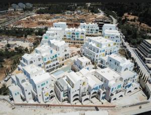 Uma vista geral de Himare ou a vista da cidade a partir do apartamento