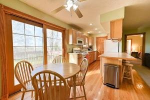 Η κουζίνα ή μικρή κουζίνα στο Broomhead Farmhouse Apt Traverse City